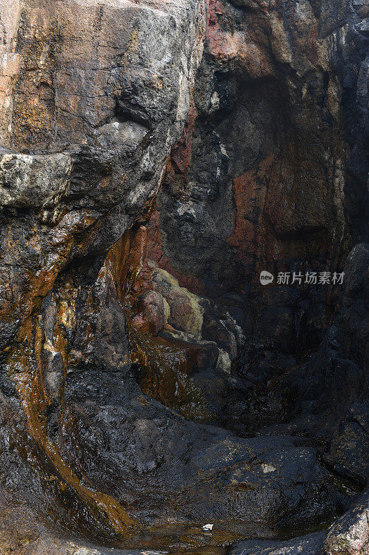 康沃尔Penwith海岸的洞穴入口Porth Nanven